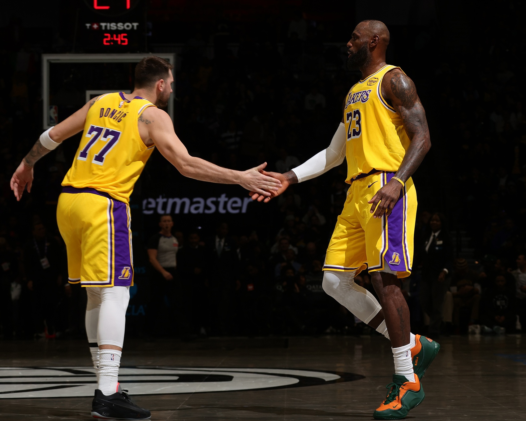 这都能赢？湖人全队22失误&amp;詹姆斯8次东契奇5次 76人全队14次