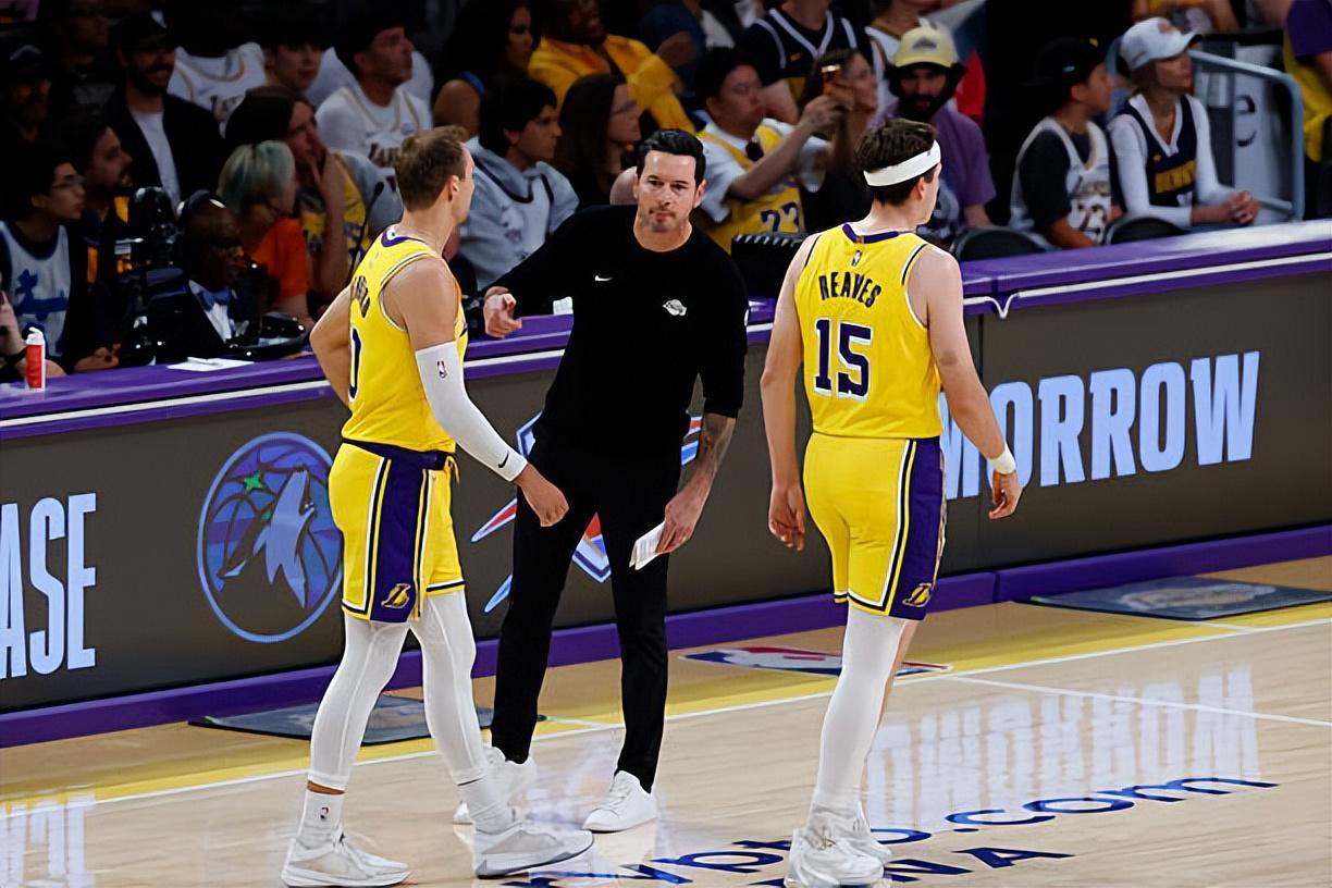 99贵宾会平台-防守弱点被放大了！湖人后场新援最近两场比赛的效果很不理想？