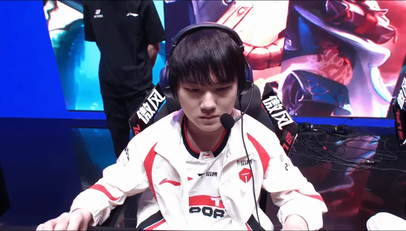 99贵宾会-TES对战WE首局第2分钟，比赛进入暂停（现已恢复）