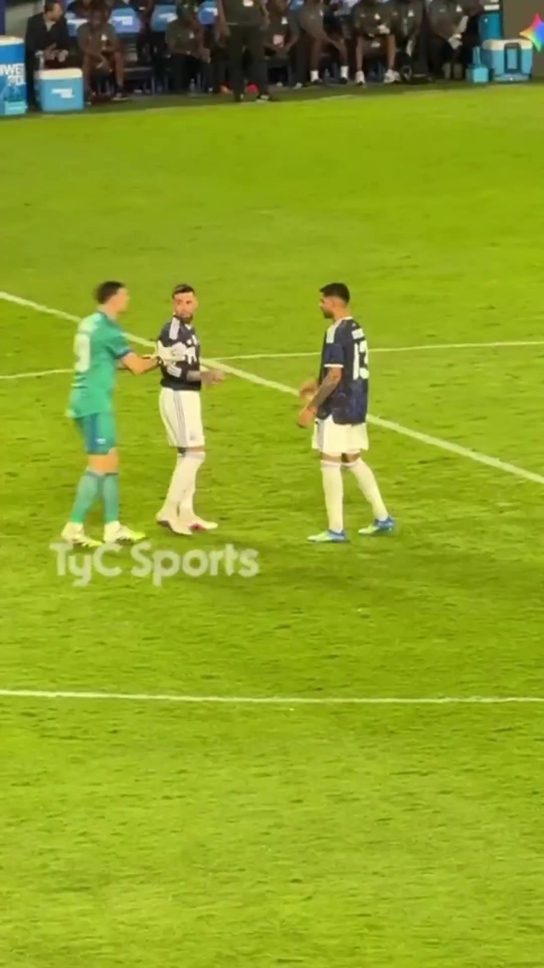 99贵宾会平台-氛围真好！梅西招手让点奥塔门迪不想罚，大马丁和罗梅罗推他上前